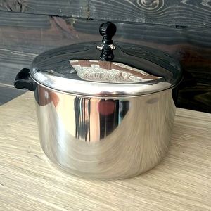 Vintage 8 quart Farberware stock pot with lid. Like new condition. Still shiny